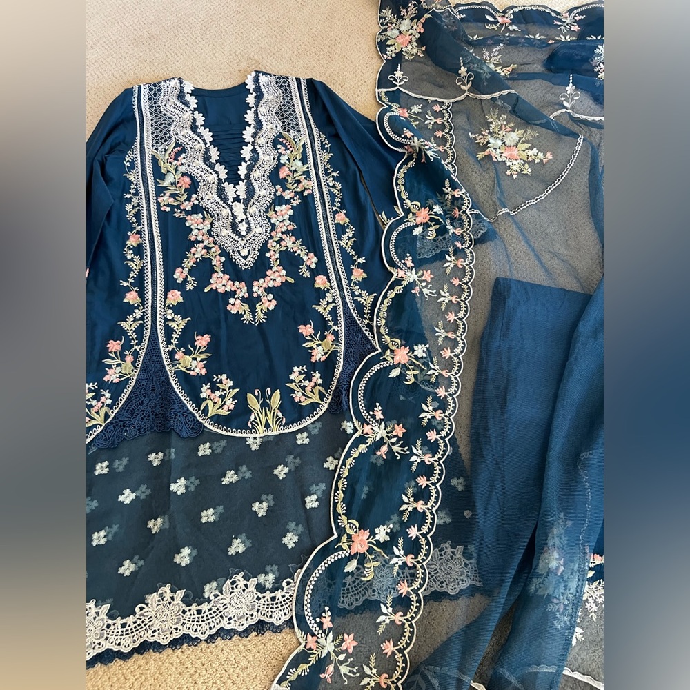 Embroidered Teal Blue Dress with Dupatta brand Saira Shakira India Pakistani - Picture 10 of 17